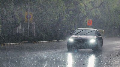 The minimum was recorded at 23°C, two degrees above normal, on Saturday. (Arvind Yadav/HT Photo) The minimum was recorded at 23°C, two degrees above normal, on Saturday. (Arvind Yadav/HT Photo)