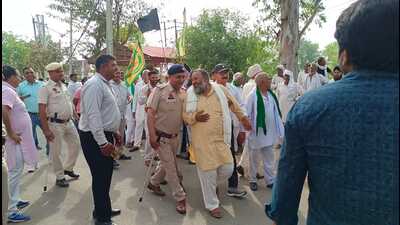 While farmers were detained before Saini’s arrival, cops had to struggle in Sadhaura as the protestors were reluctant to move from the site. (HT Photo)