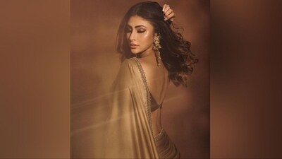 Assisted by hair stylist Queensly Chettiar, Mouni styled her luscious tresses into soft curls and left them open in the middle partition to let them beautifully cascade down her shoulders and complement her chic look perfectly. (Instagram/@imouniroy) Assisted by hair stylist Queensly Chettiar, Mouni styled her luscious tresses into soft curls and left them open in the middle partition to let them beautifully cascade down her shoulders and complement her chic look perfectly. (Instagram/@imouniroy)