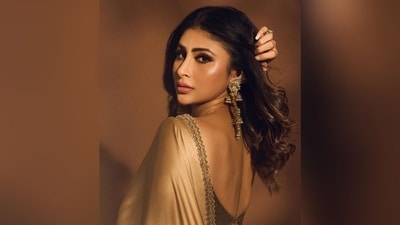With the help of make-up artist Bhavya Arora, Mouni got decked up in nude eyeshadow, smudged eyeliner, mascaraed lashes, kohl eyes, darkened brows, contoured cheekbones, luminous highlighter, rosy cheeks and a shade of nude lipstick. (Instagram/@imouniroy) With the help of make-up artist Bhavya Arora, Mouni got decked up in nude eyeshadow, smudged eyeliner, mascaraed lashes, kohl eyes, darkened brows, contoured cheekbones, luminous highlighter, rosy cheeks and a shade of nude lipstick. (Instagram/@imouniroy)