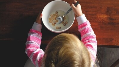 1. Children should begin the day with a nutritious breakfast that includes protein, as it can aid in keeping your child feeling satisfied for a longer period and may also assist teenagers in weight management. Given the busy nature of mornings, consider trying one of these convenient and healthy on-the-go breakfast options such as an egg sandwich on whole-wheat bread, smoothies, yogurt, avocado, or peanut butter and toast. (Photo by pixabay) 1. Children should begin the day with a nutritious breakfast that includes protein, as it can aid in keeping your child feeling satisfied for a longer period and may also assist teenagers in weight management. Given the busy nature of mornings, consider trying one of these convenient and healthy on-the-go breakfast options such as an egg sandwich on whole-wheat bread, smoothies, yogurt, avocado, or peanut butter and toast. (Photo by pixabay)