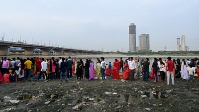 Crowds of worshippers gathered around the polluted waters of the Yamuna River in Delhi, undeterred, as they performed rituals and worshipped the sun god as part of the Day 3 festivities of the auspicious Chaiti Chhath festival. (Photo by Sunil Ghosh / Hindustan Times) Crowds of worshippers gathered around the polluted waters of the Yamuna River in Delhi, undeterred, as they performed rituals and worshipped the sun god as part of the Day 3 festivities of the auspicious Chaiti Chhath festival. (Photo by Sunil Ghosh / Hindustan Times)