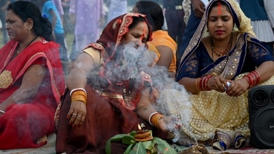 Devotees were seen performing the evening puja of Chaiti Chhath as they gathered at the Yamuna River in Delhi. They offered prayers to the setting sun, seeking blessings for prosperity, health, and happiness for themselves and their families. (Photo by Sunil Ghosh / Hindustan Times) Devotees were seen performing the evening puja of Chaiti Chhath as they gathered at the Yamuna River in Delhi. They offered prayers to the setting sun, seeking blessings for prosperity, health, and happiness for themselves and their families. (Photo by Sunil Ghosh / Hindustan Times)