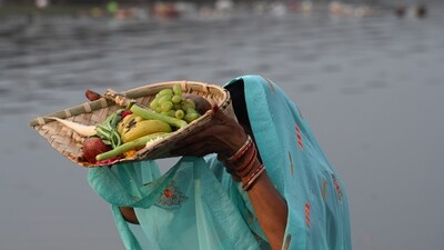 Devotees were observed standing amidst the polluted waters of the Yamuna River in Delhi, offering Arghya to the sun god. Their offerings included water, milk, fruits, and other traditional items, presented as a mark of reverence and gratitude during both sunrise and sunset. (Photo by Sunil Ghosh / Hindustan Times) Devotees were observed standing amidst the polluted waters of the Yamuna River in Delhi, offering Arghya to the sun god. Their offerings included water, milk, fruits, and other traditional items, presented as a mark of reverence and gratitude during both sunrise and sunset. (Photo by Sunil Ghosh / Hindustan Times)