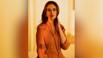 Assisted by make-up artist Charlotte Wang, Aditi got decked up in nude eyeshadow, mascaraed lashes, darkened eyebrows, contoured cheekbones, blushed cheeks, luminous highlighter and a shade of nude lipstick. (Instagram/@aditiraohydari)