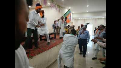 Bharatiya Janata Party (BJP) workers indulged in a scuffle during a booth-level meeting held in Payal on Sunday. The workers threw chairs and tables at each other. The situation escalated further when turbans were tossed amidst the chaos. The party’s state spokesperson, Harjeet Singh Grewal was also present at the meeting. (HT Photo) Bharatiya Janata Party (BJP) workers indulged in a scuffle during a booth-level meeting held in Payal on Sunday. The workers threw chairs and tables at each other. The situation escalated further when turbans were tossed amidst the chaos. The party’s state spokesperson, Harjeet Singh Grewal was also present at the meeting. (HT Photo)