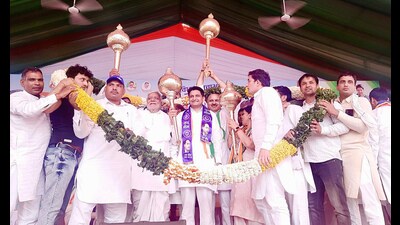 Congress Rajya Sabha MP Deepender Singh Hooda during a rally in Jhajjar on Sunday. (HT Photo) Congress Rajya Sabha MP Deepender Singh Hooda during a rally in Jhajjar on Sunday. (HT Photo)