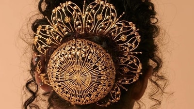 Embrace maximalism with intricate gold-plated hair accessories (Photo: Instagram) Embrace maximalism with intricate gold-plated hair accessories (Photo: Instagram)