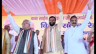 Haryana chief minister Nayab Singh Saini with Manohar Lal Khattar during a rally in Karnal on Sunday. (HT Photo)