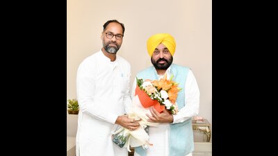 Pawan Kumar Tinu being welcomed by chief minister Bhagwant Mann after joining AAP in Chandigarh on Sunday. (HT)