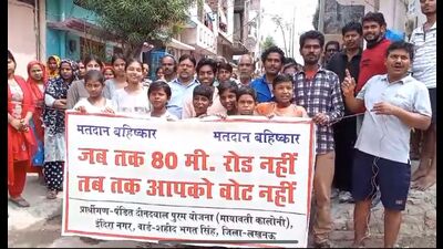 Residents of Indira Nagar in Lucknow raising slogans against civic authorities on Sunday (HT photo) Residents of Indira Nagar in Lucknow raising slogans against civic authorities on Sunday (HT photo)