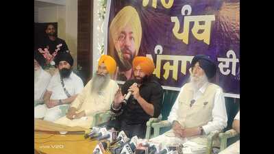 SAD (A) president and Sangrur MP Simranjit Singh Mann and gangster-turned-politician Lakwinder Singh alias Lakha Sidhana in Bathinda on Sunday. (HT)