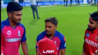 Sanju Samson (L) talking to RR and PBKS players after the match on Sunday (X/Punjab Kings) Sanju Samson (L) talking to RR and PBKS players after the match on Sunday (X/Punjab Kings)