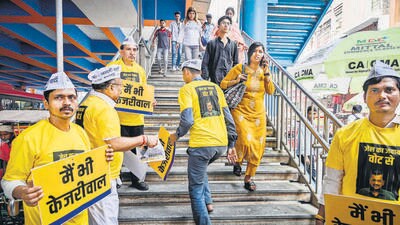 AAP volunteers campaigning at the Laxmi Nagar Metro station on Monday. (Raj K Raj/HT photo) AAP volunteers campaigning at the Laxmi Nagar Metro station on Monday. (Raj K Raj/HT photo)