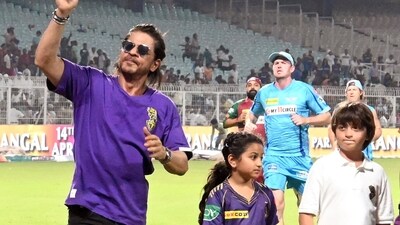 Shah Rukh Khan gestures the cowd after winning the match against Lucknow Super Giants. Shah Rukh and AbRam wore KKR T-shirts in purple and white, respectively. His manager Pooja Dadlani's daughter is also seen with them. (Bibhash Lodh) Shah Rukh Khan gestures the cowd after winning the match against Lucknow Super Giants. Shah Rukh and AbRam wore KKR T-shirts in purple and white, respectively. His manager Pooja Dadlani's daughter is also seen with them. (Bibhash Lodh)