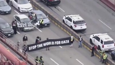 Several videos have surfaced online showing that pro-Palestine supporters are sitting in the center of Interstate 190 to block traffic from entering the main airport in Windy City. (X) Several videos have surfaced online showing that pro-Palestine supporters are sitting in the center of Interstate 190 to block traffic from entering the main airport in Windy City. (X)