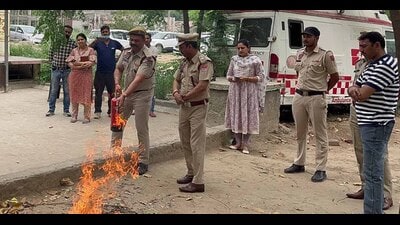 Ludhiana fire brigade conducted a mock drill to spread awareness among residents regarding fire safety at civil hospital in Ludhiana on Monday. (HT Photo)