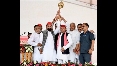 SP chief Akhilesh Yadav during a rally in Baghra of Muzaffarnagar on Monday (HT photo) SP chief Akhilesh Yadav during a rally in Baghra of Muzaffarnagar on Monday (HT photo)