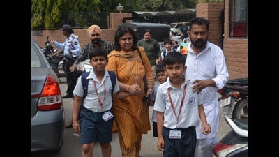 The parents faced a lot of inconvenience as many had to take short leaves to pick up the children from school. Making the situation worse, even autorickshaws and pickup vans also did not ply. (Sant Arora/HT) The parents faced a lot of inconvenience as many had to take short leaves to pick up the children from school. Making the situation worse, even autorickshaws and pickup vans also did not ply. (Sant Arora/HT)