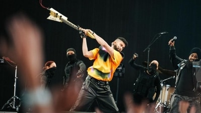 AP Dhillon was slammed by netizens for breaking his guitar on-stage. (PC/Instagram/ap.dhillxn)