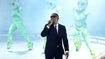 Will Smith performs the Men in Black theme at Coachella Will Smith performs the Men in Black theme at Coachella
