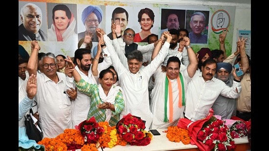 Congress candidate Manish Tewari with party leaders and workers at Rajiv Gandhi Bhawan in Sector 35, Chandigarh, on Monday. (Keshav Singh/HT)