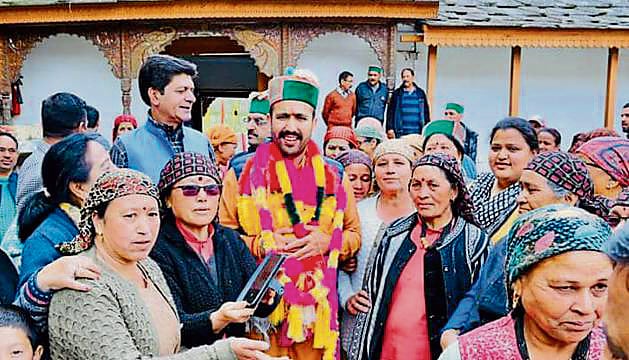 Congress pick from Mandi Vikramaditya Singh at Bhimakali Temple at Rampur in Shimla. (HT Photo) Congress pick from Mandi Vikramaditya Singh at Bhimakali Temple at Rampur in Shimla. (HT Photo)