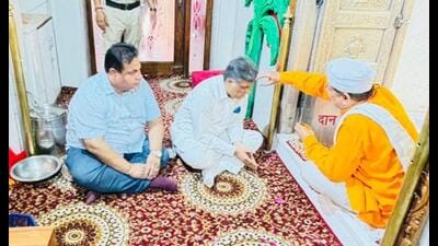 Congress’ Chandigarh candidate Manish Tewari, along with local party chief HS Lucky, paying obeisance at Mansa Devi temple in Manimajra on Tuesday. (HT photo) Congress’ Chandigarh candidate Manish Tewari, along with local party chief HS Lucky, paying obeisance at Mansa Devi temple in Manimajra on Tuesday. (HT photo)
