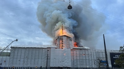 Smoke billows during a fire at the Old Stock Exchange, Boersen, in Copenhagen, Denmark April 16, 2024. REUTERS/Tom Little (REUTERS)
