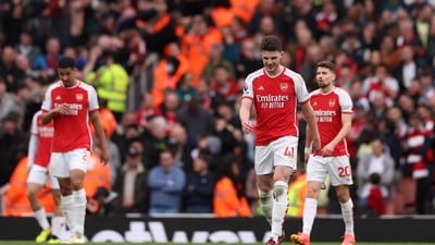 Arsenal's English midfielder #41 Declan Rice (2R) and teammates react to going two goals behind during the English Premier League football match vs Aston Villa. (AFP) Arsenal's English midfielder #41 Declan Rice (2R) and teammates react to going two goals behind during the English Premier League football match vs Aston Villa. (AFP)