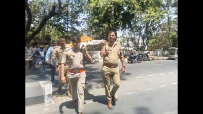Lucknow police on Tuesday performed the last rites of a tea seller who died on Monday night (HT Photo)