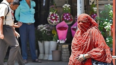 Mumbai, India - April 12, 2024: Pedestrian cover their face with dupatta while dealing with the rise of temperature at Dadar TT, in Mumbai, India, on Friday, April 12, 2024. (Photo by Anshuman Poyrekar/ Hindustan Times) (Hindustan Times) Mumbai, India - April 12, 2024: Pedestrian cover their face with dupatta while dealing with the rise of temperature at Dadar TT, in Mumbai, India, on Friday, April 12, 2024. (Photo by Anshuman Poyrekar/ Hindustan Times) (Hindustan Times)