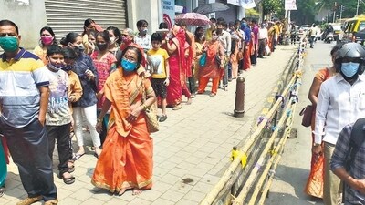 Mumbai, India - Oct. 10, 2021: Devotees stand in queue to offer their prayer to Goddess Mahalaxmi during hindu festival of Navratri at Mahalaxmi Temple in Mumbai, India, on Sunday, October 10, 2021. (Photo by Anshuman Poyrekar/Hindustan Times) (Anshuman Poyrekar/HT Photo) Mumbai, India - Oct. 10, 2021: Devotees stand in queue to offer their prayer to Goddess Mahalaxmi during hindu festival of Navratri at Mahalaxmi Temple in Mumbai, India, on Sunday, October 10, 2021. (Photo by Anshuman Poyrekar/Hindustan Times) (Anshuman Poyrekar/HT Photo)