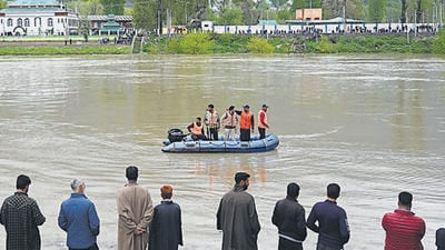 National Disaster Response Force (NDRF) team conduct rescue operation after boat capsized in the Jhelum river, in Srinagar, on Tuesday. (Waseem Andrabi /Hindustan Times) National Disaster Response Force (NDRF) team conduct rescue operation after boat capsized in the Jhelum river, in Srinagar, on Tuesday. (Waseem Andrabi /Hindustan Times)