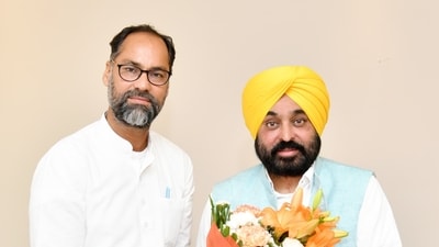 AAP candidate Pawan Kumar Tinu with Punjab CM Bhagwant Mann (HT)