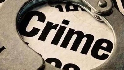 Police arrested the artisan for stealing a gold bangle from a jewellery shop in Sector 23, Chandigarh. Police arrested the artisan for stealing a gold bangle from a jewellery shop in Sector 23, Chandigarh.