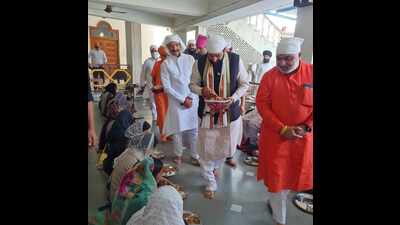 Sain started his day with a visit at Nirmal Kutia Gurdwara, where he served langar to the devotees and later had some at the same hall. (HT Photo)