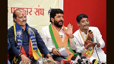 Sharing the dais, the three confident candidates criticised each other on issues they differed. (MAHENDRA KOLHE/ HT PHOTO) Sharing the dais, the three confident candidates criticised each other on issues they differed. (MAHENDRA KOLHE/ HT PHOTO)