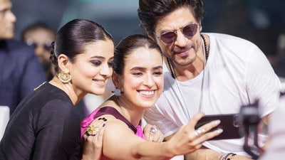 Priyamani and Sanya Malhotra click a selfie with Shah Rukh Khan at an event for Jawan. Priyamani and Sanya Malhotra click a selfie with Shah Rukh Khan at an event for Jawan.