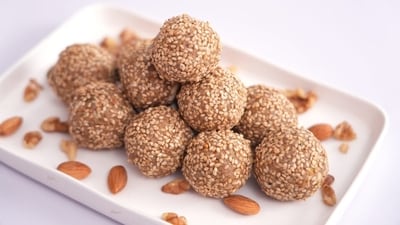A healthy and tasty way of preparing Til gur dry fruit laddoo at home. (Kunal Kapur) A healthy and tasty way of preparing Til gur dry fruit laddoo at home. (Kunal Kapur)