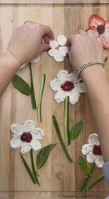 Use a strawberry to make a red flower (Photo: Instagram) Use a strawberry to make a red flower (Photo: Instagram)