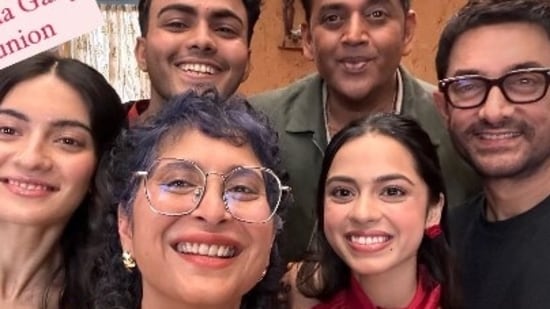 Kiran Rao shared a selfie with her Laapataa Ladies team