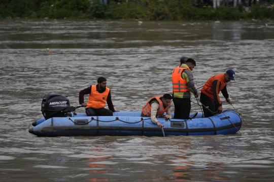 Rescuers looking for the three missing passengers after the boat capsize in Srinagar on Tuesday. (AP Photo) Rescuers looking for the three missing passengers after the boat capsize in Srinagar on Tuesday. (AP Photo)