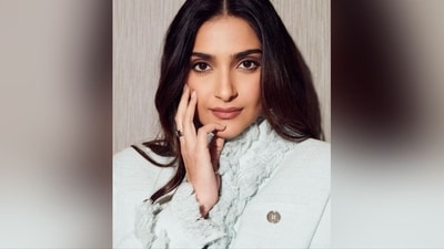Assisted by make-up artist Mehak Oberoi, Sonam got decked up in nude eyeshadow, smudged eyeliner, mascara-covered eyelashes, darkened eyebrows, contoured cheekbones, blushed cheeks, luminous highlighter and a shade of nude lipstick. (Instagram/@sonamkapoor) Assisted by make-up artist Mehak Oberoi, Sonam got decked up in nude eyeshadow, smudged eyeliner, mascara-covered eyelashes, darkened eyebrows, contoured cheekbones, blushed cheeks, luminous highlighter and a shade of nude lipstick. (Instagram/@sonamkapoor)