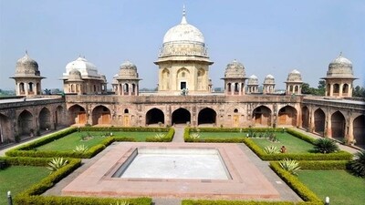 Sheikh Chilli’s Tomb, Haryana: Witness the confluence of Sufi and Hindu cultural elements at Sheikh Chilli’s Tomb in Thanesar. This unique site displays artefacts from ancient kingdoms (1st-7th century) with Persian architectural influences. The tomb attracts devotees from various faiths, who visit to pay their respects and seek blessings, contributing to its spiritual and cultural significance. The ongoing preservation efforts ensure that Sheikh Chilli’s Tomb remains intact, allowing future generations to appreciate its historical, cultural, and architectural value. Explore the local markets for handicrafts and traditional artefacts. (Pinterest)