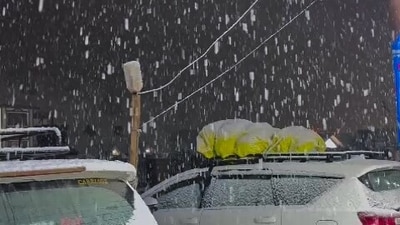 Ganderbal [J&K], Apr 16 (ANI): Vehicles covered in snow as Sonamarg receives fresh snowfall, in Ganderbal on Tuesday. (ANI Photo) (ANI)
