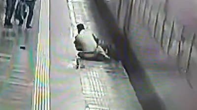 Snapshot of RPF officer saving the man's life. (X/@CPRONCR) Snapshot of RPF officer saving the man's life. (X/@CPRONCR)