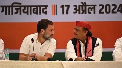 Congress leader Rahul Gandhi and Samajwadi Party chief Akhilesh Yadav in Ghaziabad on Wednesday. (Ajay Aggarwal/HT photo) Congress leader Rahul Gandhi and Samajwadi Party chief Akhilesh Yadav in Ghaziabad on Wednesday. (Ajay Aggarwal/HT photo)