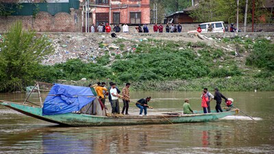 Rescuers searching for missing persons in Jhelum river near Gandbal, Kashmir. (PTI)