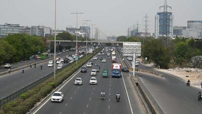 During the meeting, Gurugram deputy commissioner Nishant Yadav, issued directions that the emergency lane at the Kherki Daula toll plaza should be kept free of traffic. (HT) During the meeting, Gurugram deputy commissioner Nishant Yadav, issued directions that the emergency lane at the Kherki Daula toll plaza should be kept free of traffic. (HT)